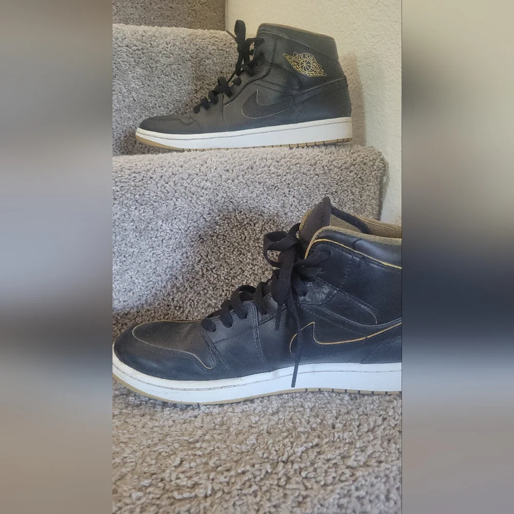 Nike Air Jordan 1 Mid Black Gold White Men Size 9.5